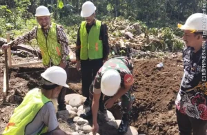 Kacabdisdik H Arafah meletakkan batu pertama revitalisasi SMKN 11 Bulukumba